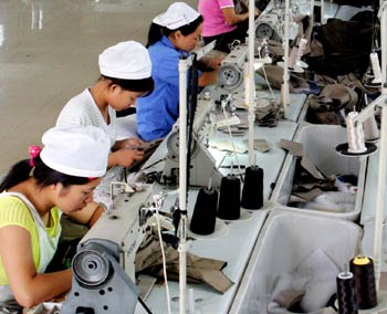 U.S. and Chinese negotiators began a new effort on Monday to seek an agreement that could restrict billions of dollars of clothing imports from China, but industry officials were pessimistic the two sides would find common ground.