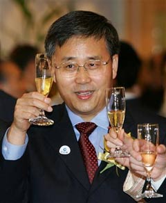 The mainland's third-largest bank China Construction Bank (CCB) made a flat trading debut yesterday with its share price ending at HK$2.35 (30 US cents), unchanged.