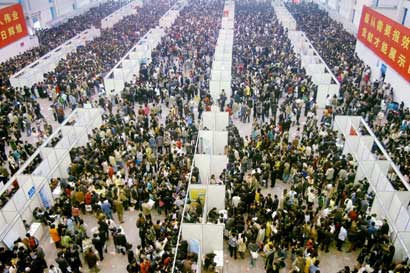 The number of unemployed Chinese in cities is about to hit 17 million next year, the peak year in the coming five years, according to a top economic planner.