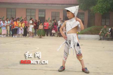 網友曝“鄉村小學雷人服裝秀”