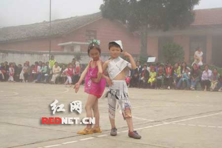 網友曝“鄉村小學雷人服裝秀”