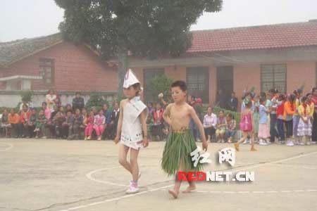網友曝“鄉村小學雷人服裝秀”
