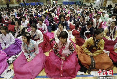 韓國女學生畢業禮集體著韓服舉行成人儀式
