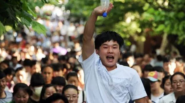 看看外媒報道中國高考的用詞，目測已被嚇壞