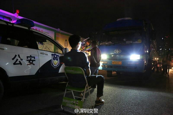 深圳：開遠光燈被罰看燈一分鐘
