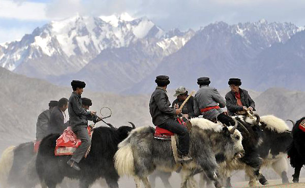 Set for spring, goat grabbing, Nowruz festival, Iranian calendar, Herdsmen, Tajik, ethnic groups, Xinjiang, Uygur, Ethnic groups in Xinjiang set for spring Ethnic groups in Xinjiang set for spring