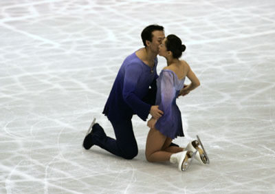 China's Shen Xue (R) and Zhao Hongbo perform to win the pairs free program of the World Figure Skating Championships in Tokyo March 21, 2007.