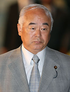 Japanese Defence Minister Fumio Kyuma arrives at newly-elected Japanese Prime Minister Shinzo Abe's official residence in Tokyo September 26, 2006.